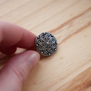 11/16" Rope Clover Button